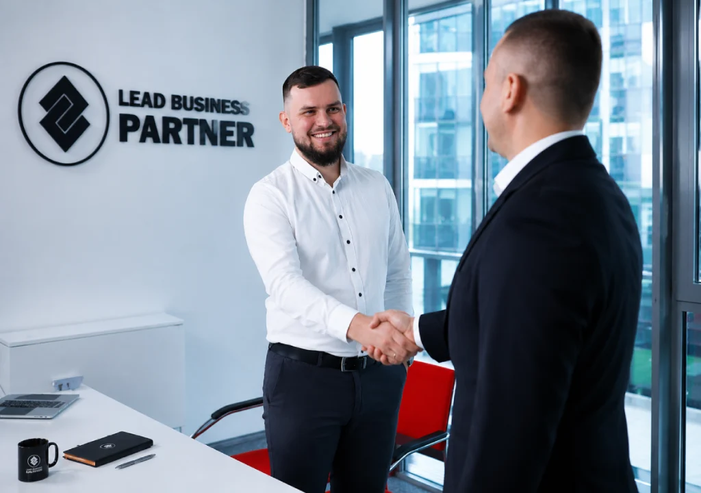 Prezes Lead Business Partner podczas spotkania biznesowego i podpisania współpracy z partnerem firmy w nowoczesnym biurze